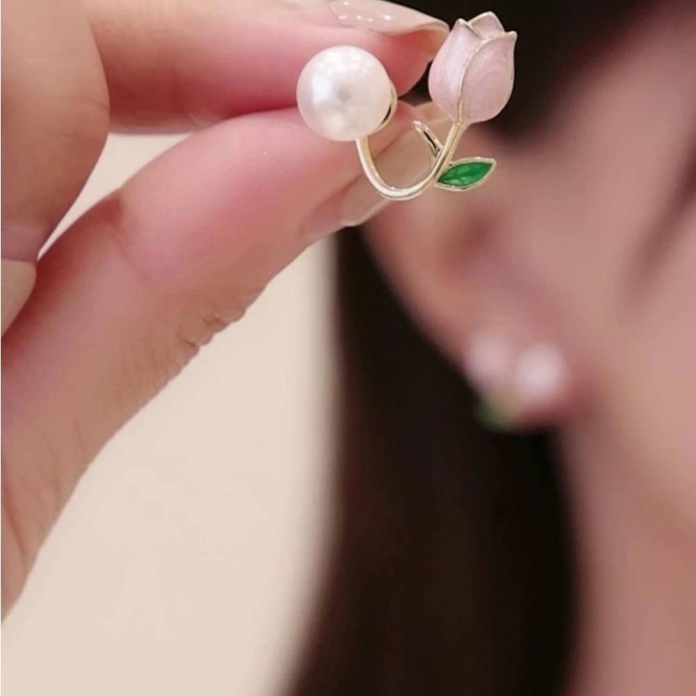 ✨ Tulip Pearl Décor Stud Earrings - Picture 3 of 6